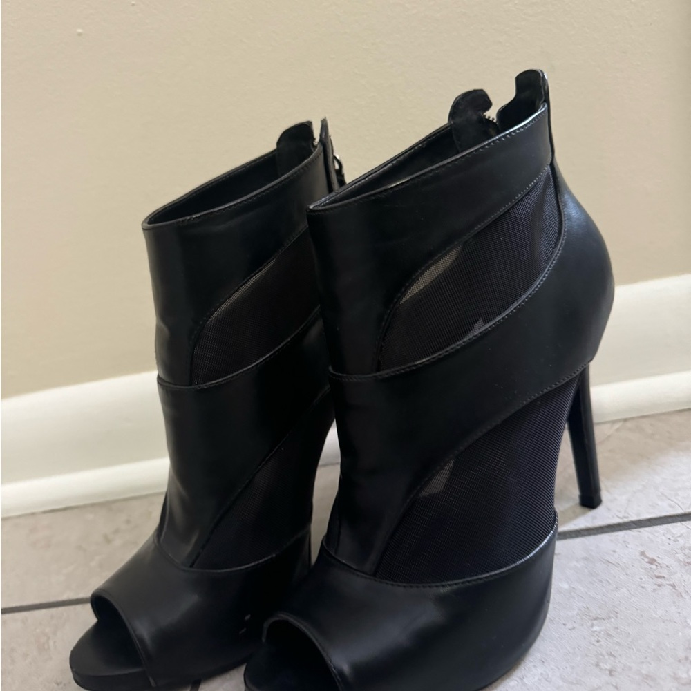 Guess Elegant Black Peep-Toe Ankle Boots